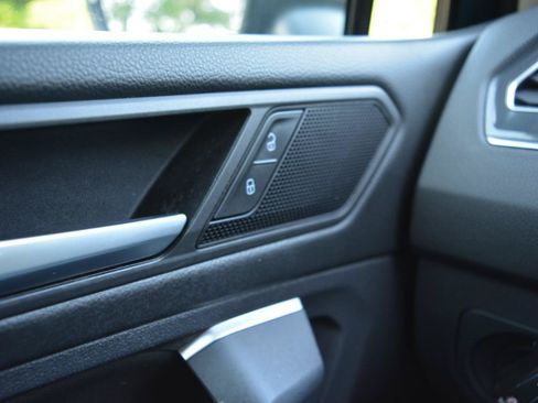 Used 2019 Volkswagen Tiguan SE AWD/4WD image 32