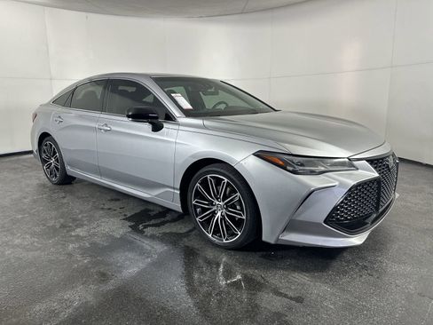 Used 2019 Toyota Avalon Touring image 3