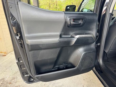 Used 2016 Toyota Tacoma SR5 w/ SR5 Appearance Package (SN) image 19