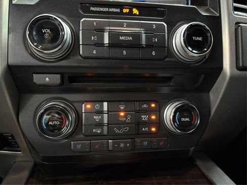 Used 2015 Ford F150 Platinum w/ Equipment Group 701A Luxury AWD/4WD image 21