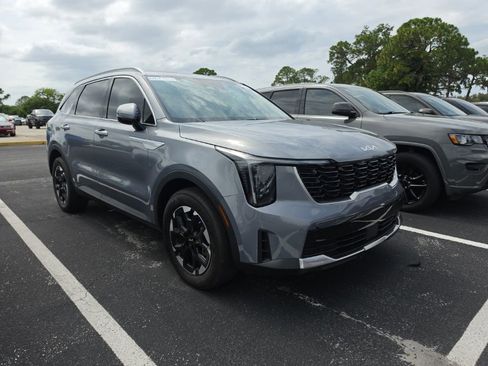 Certified 2025 Kia Sorento S FWD image 2