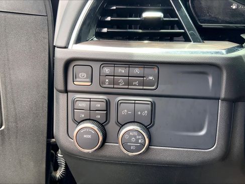 Used 2025 Chevrolet Suburban Z71 AWD/4WD image 35