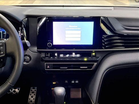 Used 2025 Toyota Camry SE image 18