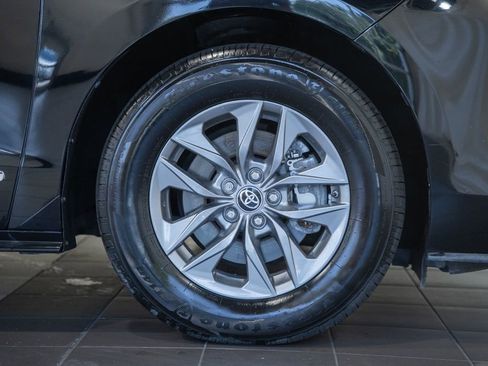 Used 2021 Toyota Sienna XLE w/ XLE Plus Package FWD image 17