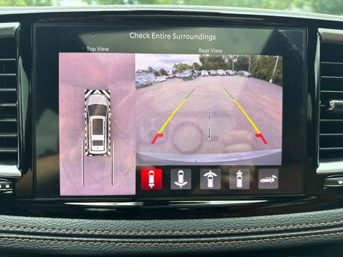 Used 2025 Chrysler Pacifica Pinnacle w/ Trailer Tow Group AWD/4WD image 27