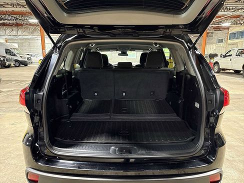 Used 2019 Toyota Highlander LE AWD/4WD image 11