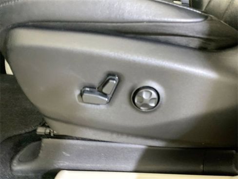 Used 2019 Chrysler Pacifica Touring-L image 25