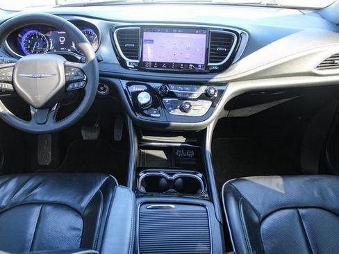 Used 2023 Chrysler Pacifica Limited w/ S Appearance Package image 17