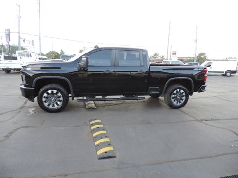 Used 2021 Chevrolet Silverado 2500 Custom w/ Custom Value Package image 2