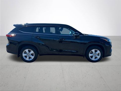 Used 2023 Toyota Highlander LE AWD/4WD image 6