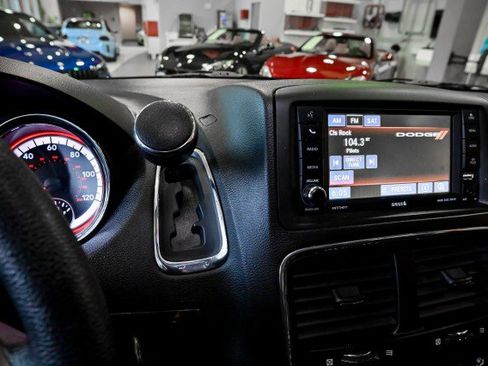 Used 2019 Dodge Grand Caravan SE w/ UConnect Hands-Free Group image 32