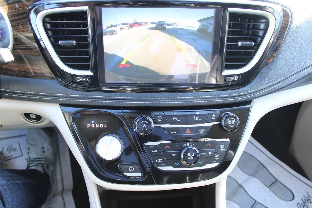 Used 2023 Chrysler Pacifica Limited FWD image 19