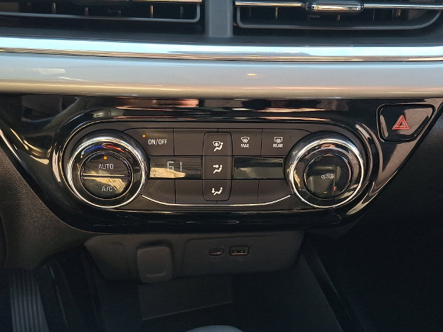 Used 2025 Chevrolet Trax LT FWD image 16