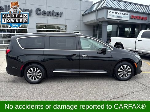 Used 2020 Chrysler Pacifica Touring-L Plus FWD image 4