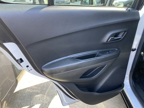 Used 2022 Chevrolet Trax LT FWD image 14