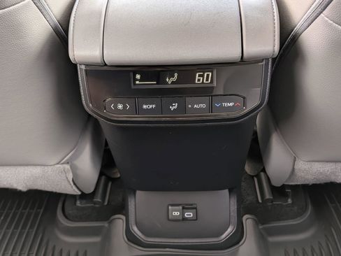 Used 2023 Toyota Highlander XLE AWD/4WD image 28
