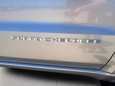 Used 2014 Jeep Grand Cherokee Overland AWD/4WD image 11