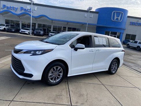 Used 2024 Toyota Sienna LE image 5