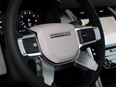 New 2025 Land Rover Discovery Metropolitan Edition image 42