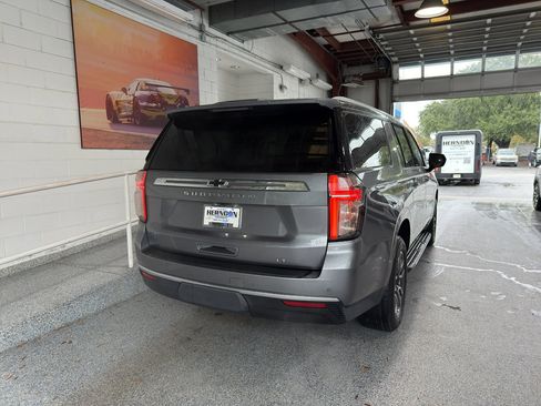 Used 2021 Chevrolet Suburban LT image 4