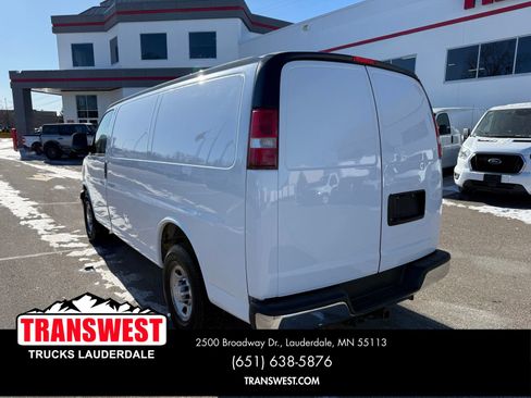 Used 2017 Chevrolet Express 3500 image 3