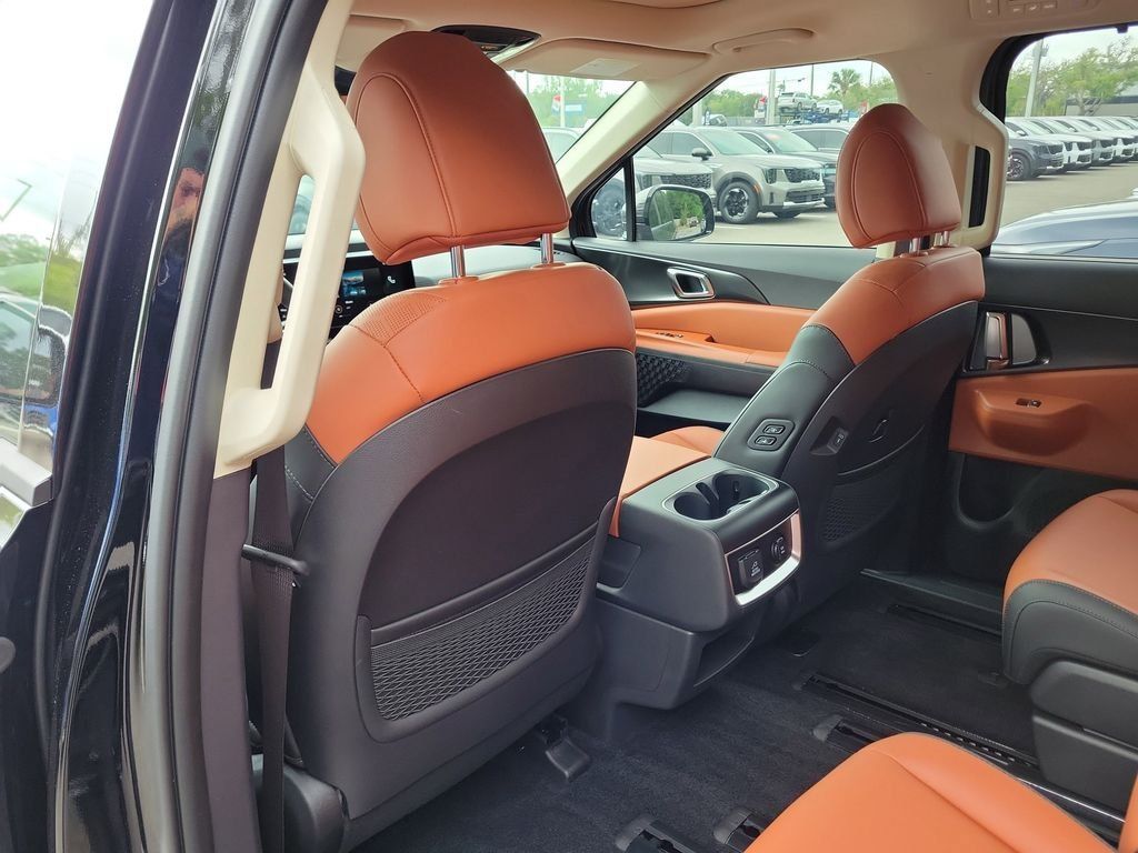 New 2026 Kia Carnival SX w/ SX Dark Edition Package FWD image 17