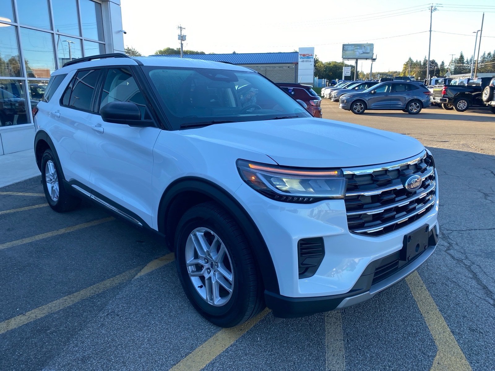 Used 2025 Ford Explorer Active AWD/4WD image 8