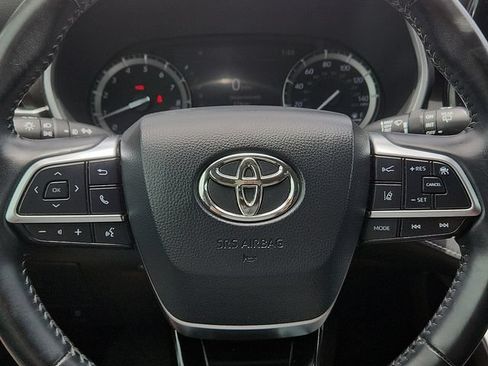 Used 2021 Toyota Highlander XLE FWD image 24