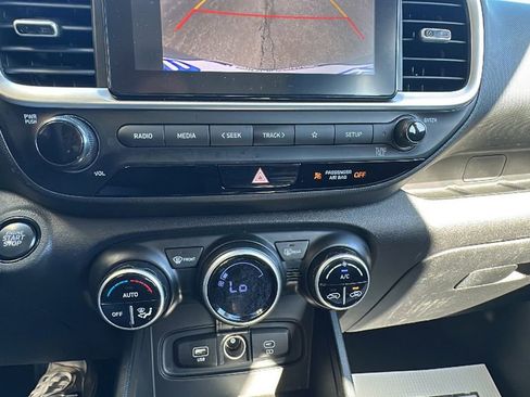 Used 2024 Hyundai Venue SEL image 30