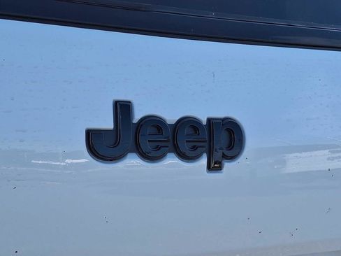 New 2025 Jeep Grand Cherokee L Laredo image 18