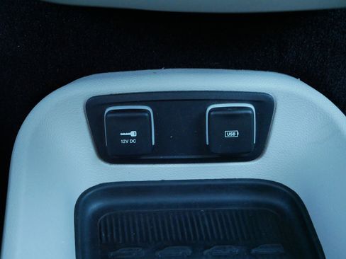 Used 2017 Chrysler Pacifica Touring-L image 33