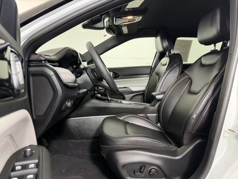 Used 2025 Jeep Compass Limited AWD/4WD image 4