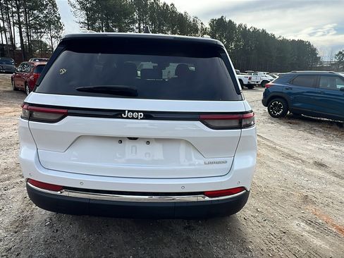 Used 2024 Jeep Grand Cherokee Laredo X image 9