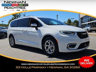 Used 2023 Chrysler Pacifica Limited w/ Uconnect Theater Family Group