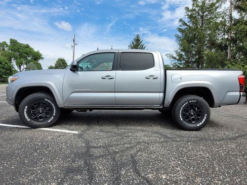 Used 2020 Toyota Tacoma SR5 AWD/4WD image 2