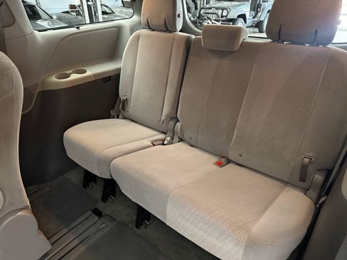 Used 2017 Toyota Sienna LE w/ Protection Package FWD image 26