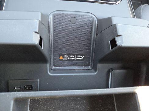 Used 2025 Chevrolet Silverado 2500 ZR2 w/ Technology Package image 12