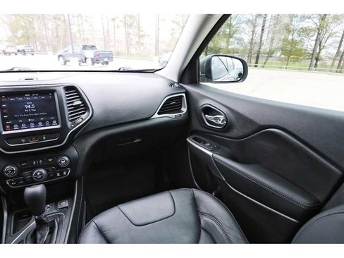 Used 2021 Jeep Cherokee Latitude Lux w/ Comfort/Convenience Group image 8