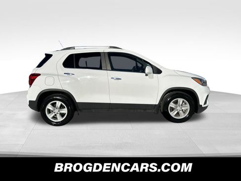 Used 2017 Chevrolet Trax LT w/ LT Convenience Package image 2
