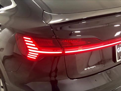 Used 2022 Audi e-tron Premium Plus AWD/4WD image 28