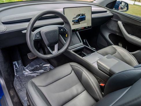 Used 2026 Tesla Model Y AWD image 4