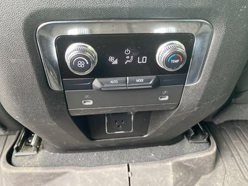 Used 2023 GMC Yukon XL SLT AWD/4WD image 13