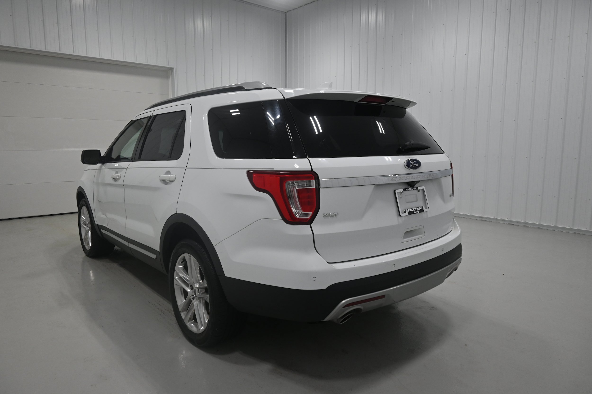 Used 2016 Ford Explorer XLT w/ Equipment Group 201A AWD/4WD image 34
