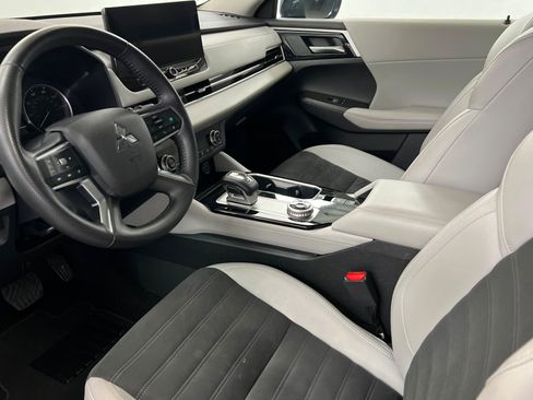 Used 2025 Mitsubishi Outlander SE image 16