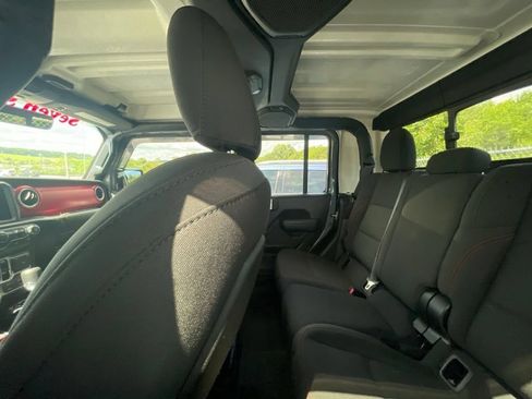Used 2022 Jeep Gladiator Rubicon w/ Cold Weather Group AWD/4WD image 20
