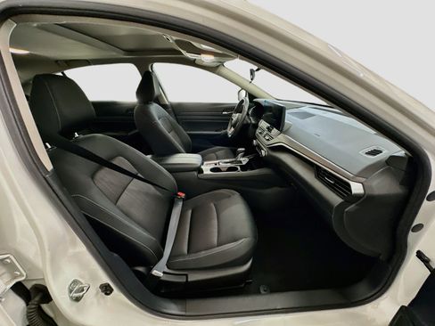 Used 2024 Nissan Altima 2.5 SV w/ SV Premium Package FWD image 33
