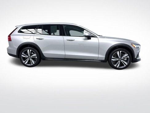 Used 2025 Volvo V60 B5 Cross Country Plus image 2