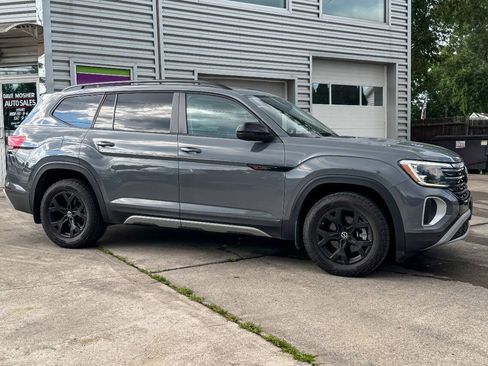 Used 2024 Volkswagen Atlas Peak Edition SEL AWD/4WD image 2