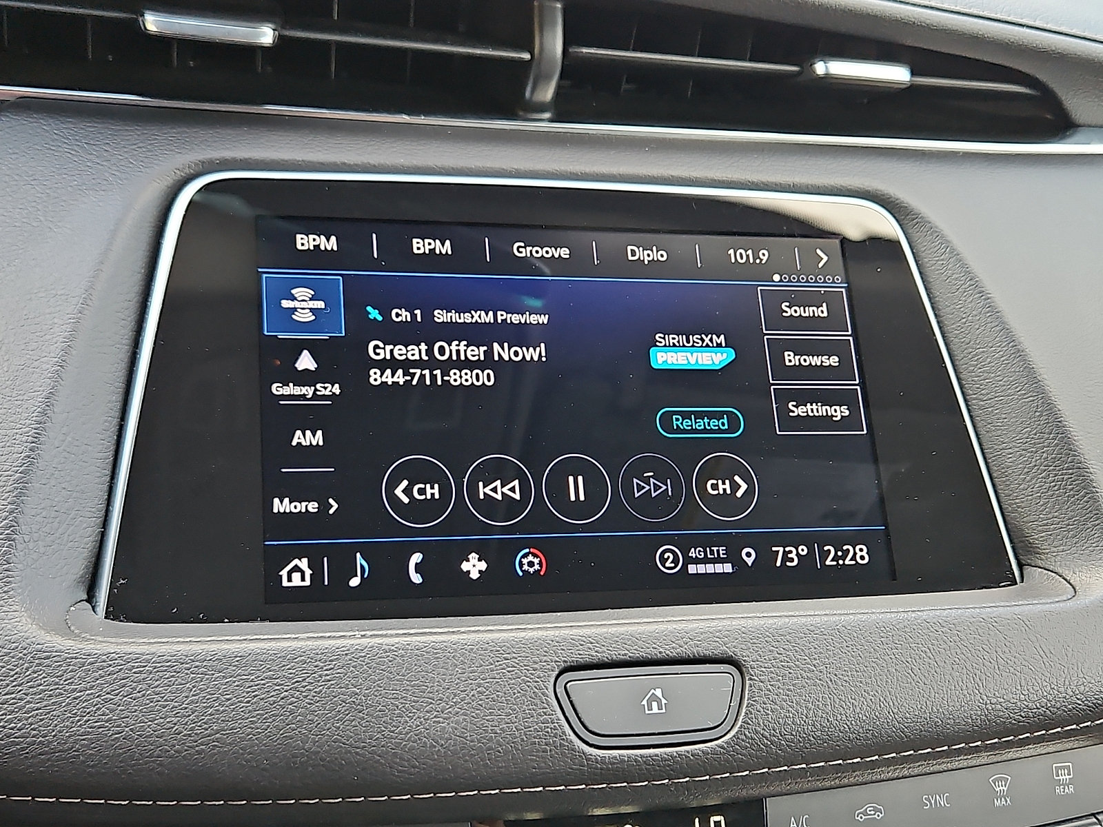 Used 2022 Cadillac XT4 Luxury w/ Cold Weather Package AWD/4WD image 17