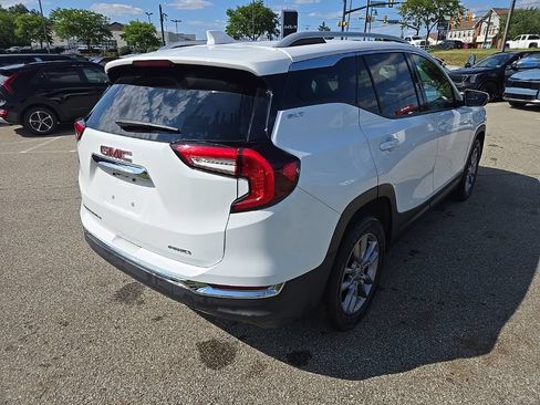 Used 2024 GMC Terrain SLT AWD/4WD image 3